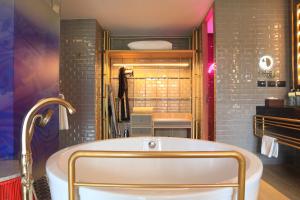Hotel Indigo Phuket Patong by IHG客房内的一张或多张床位