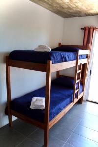 1 dormitorio con 2 literas en una habitación en Koe Porá, en Punta del Diablo