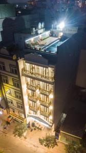 una vista aérea de un edificio por la noche en Sunset Hotel & Apartment en Vung Tau