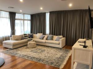 una sala de estar con un sofá y una alfombra en Jewel of Brooklyn - Hawkesbury River Marina, en Brooklyn