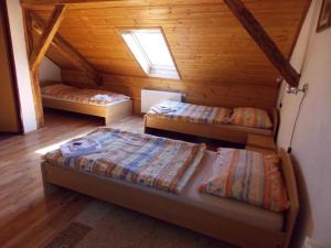 Кровать или кровати в номере Kájovská hospoda