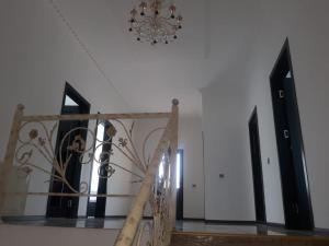 una escalera con una lámpara de araña en una habitación en Villa SUPER, en Gabala