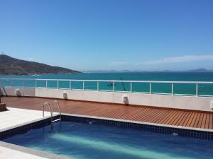 una piscina en la terraza de un crucero en Condomínio Beach Town., en Arraial do Cabo