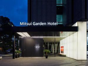 - une vue nocturne sur un hôtel avec jardin mitzitz dans l'établissement Mitsui Garden Hotel Ginza Premier, à Tokyo