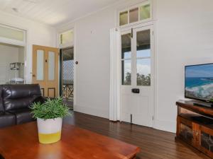 A television and/or entertainment center at Yamba Pilot Cottage 2 - pets welcome - close to beach