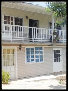 a house with a balcony on top of it at Posada Nativa Atardecer Isleño in San Andrés