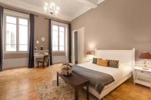 Un pat sau paturi într-o cameră la Les Suites de Sautet