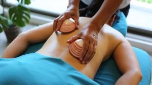Kobieta dostaje masaż pleców od terapeuty w obiekcie Shimoda Tokyu Hotel w mieście Shimoda
