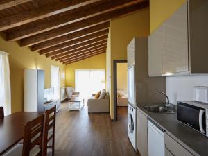 Una cocina o zona de cocina en Cozy house divided into apartments in Cangas de On s