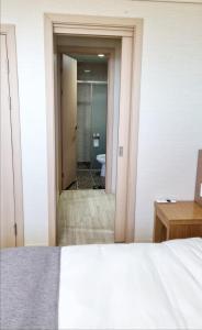 Postel nebo postele na pokoji v ubytování Hi Jeju Hotel