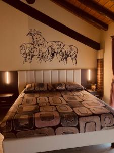 1 dormitorio con 1 cama con caballos en la pared en Agriturismo Le Risaie, en Basiglio