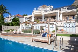 ein großes weißes Haus mit Swimmingpool in der Unterkunft Compass House Boutique Hotel - Adults Only in Kapstadt