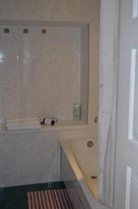 Um banheiro em Dora Apartment Užupis mais 27 fotos