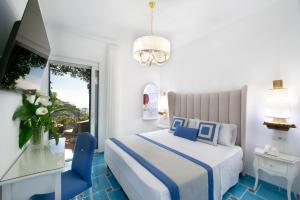 une chambre d'hôtel avec un lit et une fenêtre dans l'établissement Hotel Pellegrino, à Praiano