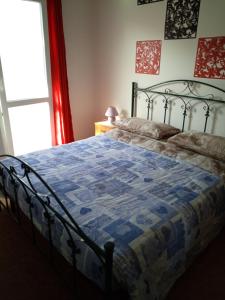 una camera da letto con un letto con una trapunta blu sopra di B&B Express a Leverano