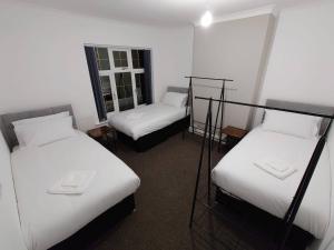Gallery image of C Amazing 5 Beds Sleeps 7 For Worker or Families by Your Night Inn Group in Cannock