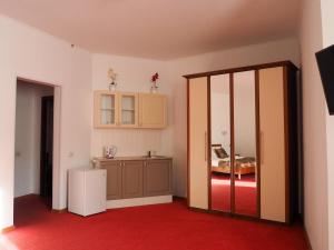 イヴァノヴォにあるOrion Innのベッドルームにつながるドア付きの部屋