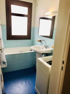 a bathroom with a sink and a bath tub and a sink at Appartement Orcières Merlette Résidence LE DRAC pour 5 personnes in Orcières