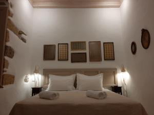 a bedroom with a bed with two towels on it at En Patmo Holiday Home in Patmos