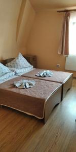 - une chambre avec un lit et 2 assiettes dans l'établissement Готель АС Ясіня, à Yasinya