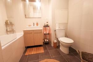 uma casa de banho com um WC, uma banheira e um lavatório. em Le Confortable-Cosy studio à 3 minutes du métro em Pantin