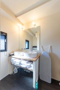 ein Badezimmer mit zwei Waschbecken und einem großen Spiegel in der Unterkunft VACATION INN KAMATA I in Tokio