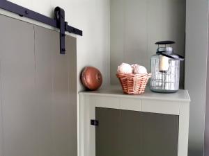 a shelf with a football and a basket of balls at Middelpunt Opmeer in Opmeer