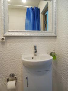 Ванна кімната в Валентиновская 13а метро Студенческая 1к квартира со всеми удобствами
