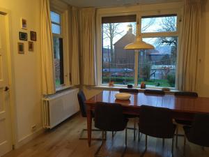 comedor con mesa y ventana grande en huisje Nieuw Vliet, en Nieuwvliet