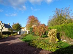 Jardin de l'établissement Maison confortable et bien équipée entre Caen et Bayeux, proche plages du débarquement