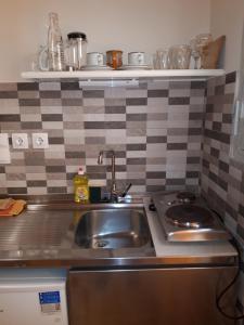 A kitchen or kitchenette at Athina Apartments