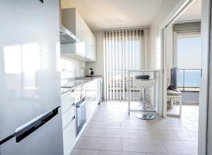 Kuchyňa alebo kuchynka v ubytovaní 024 - Blue Dreams Penthouse Tabarca - comfortHOLIDAYS