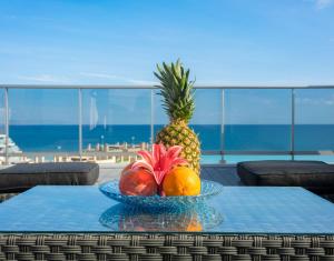 een fruitschaal op een tafel met uitzicht op het strand bij 024 - Blue Dreams Penthouse Tabarca - comfortHOLIDAYS in Arenales del Sol