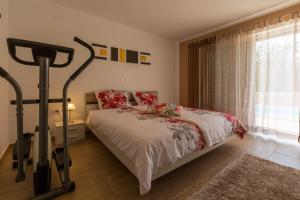 En eller flere senge i et værelse på Kuca Ujdenica + 32 billeder