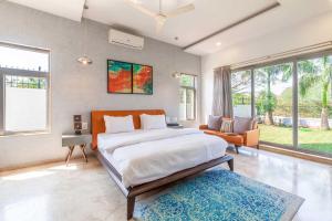 Ένα ή περισσότερα κρεβάτια σε δωμάτιο στο StayVista's White Pebbles - A Villa with Theater Room & Swimming Pool +45 φωτογραφίες
