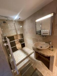y baño con lavabo y ducha. en Villa des Anémones, en Le Beausset