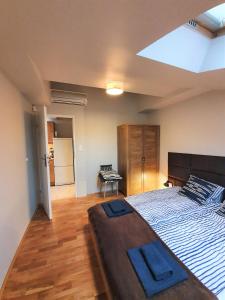 1 dormitorio con 1 cama grande y suelo de madera en Zulu Apartments Old Town, en Cracovia