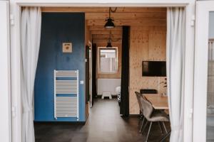 een kamer met een tafel en een blauwe muur bij ZTLND Familylodge in Zoutelande