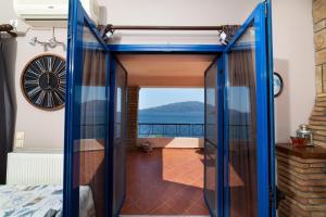 Fotografie z fotogalerie ubytování Natassa Apartments Penthouse sea view 30m from sea v destinaci Agia Effimia