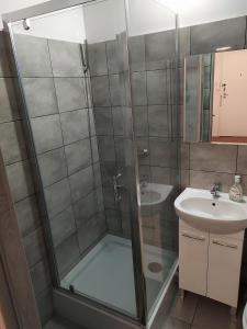 a bathroom with a shower and a sink at Apartament Góra Szybowcowa in Jelenia Góra