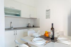 Kuchyň nebo kuchyňský kout v ubytování Apartments Didi + 37 fotografií