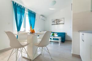 Kuchyň nebo kuchyňský kout v ubytování Apartments Didi