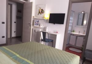 Televizors / izklaižu centrs naktsmītnē B&B Carolina Napoli-Vomero