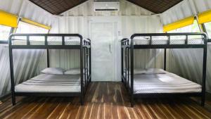 Letto o letti in una camera di Hau Eco Lodges Citumang Pangandaran