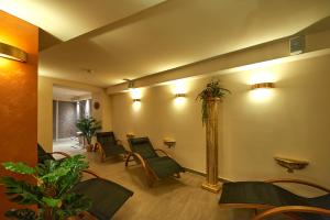 a waiting room with green chairs and a tall pole at Hotel Belvedere in Warnemünde