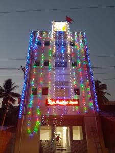un edificio alto con luces de Navidad en él en RAJE SAMBHAJI GUEST HOUSE, en Belgaum