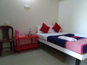 Postel nebo postele na pokoji v ubytování RAJE SAMBHAJI GUEST HOUSE