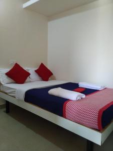 Postel nebo postele na pokoji v ubytování RAJE SAMBHAJI GUEST HOUSE