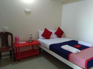 Postel nebo postele na pokoji v ubytování RAJE SAMBHAJI GUEST HOUSE