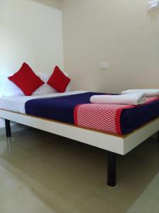 Postel nebo postele na pokoji v ubytování RAJE SAMBHAJI GUEST HOUSE